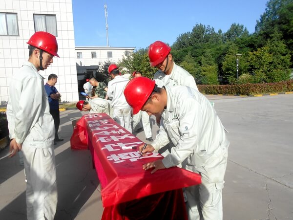 华浩轩公司开展“安全生产月”主题签名活动