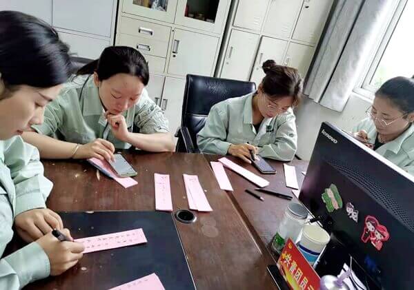 华浩轩公司工会组织开展“喜迎中秋”职工猜谜语活动