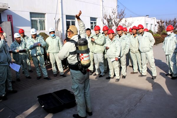 华浩轩公司开展“正压式空气呼吸器”穿戴比赛