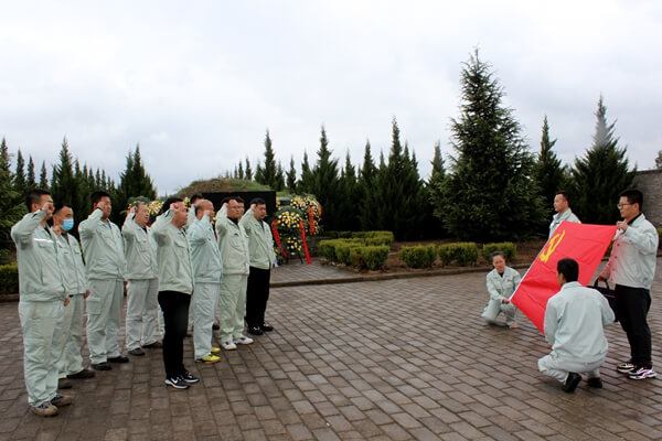 华浩轩党总支组织开展清明节前烈士陵园扫墓活动